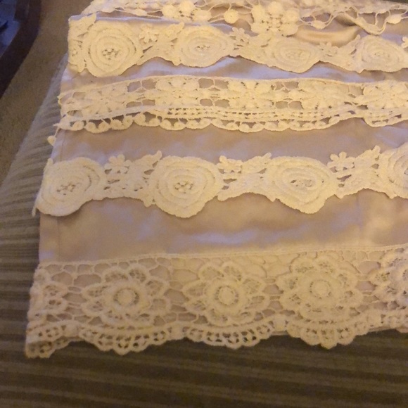 Beautiful satin and lace skirt - Picture 3 of 8